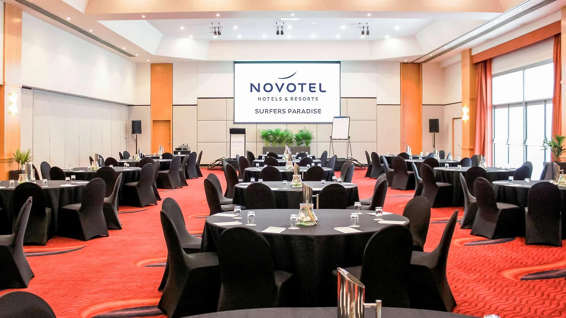 Отель Novotel Surfers Paradise Голд-Кост