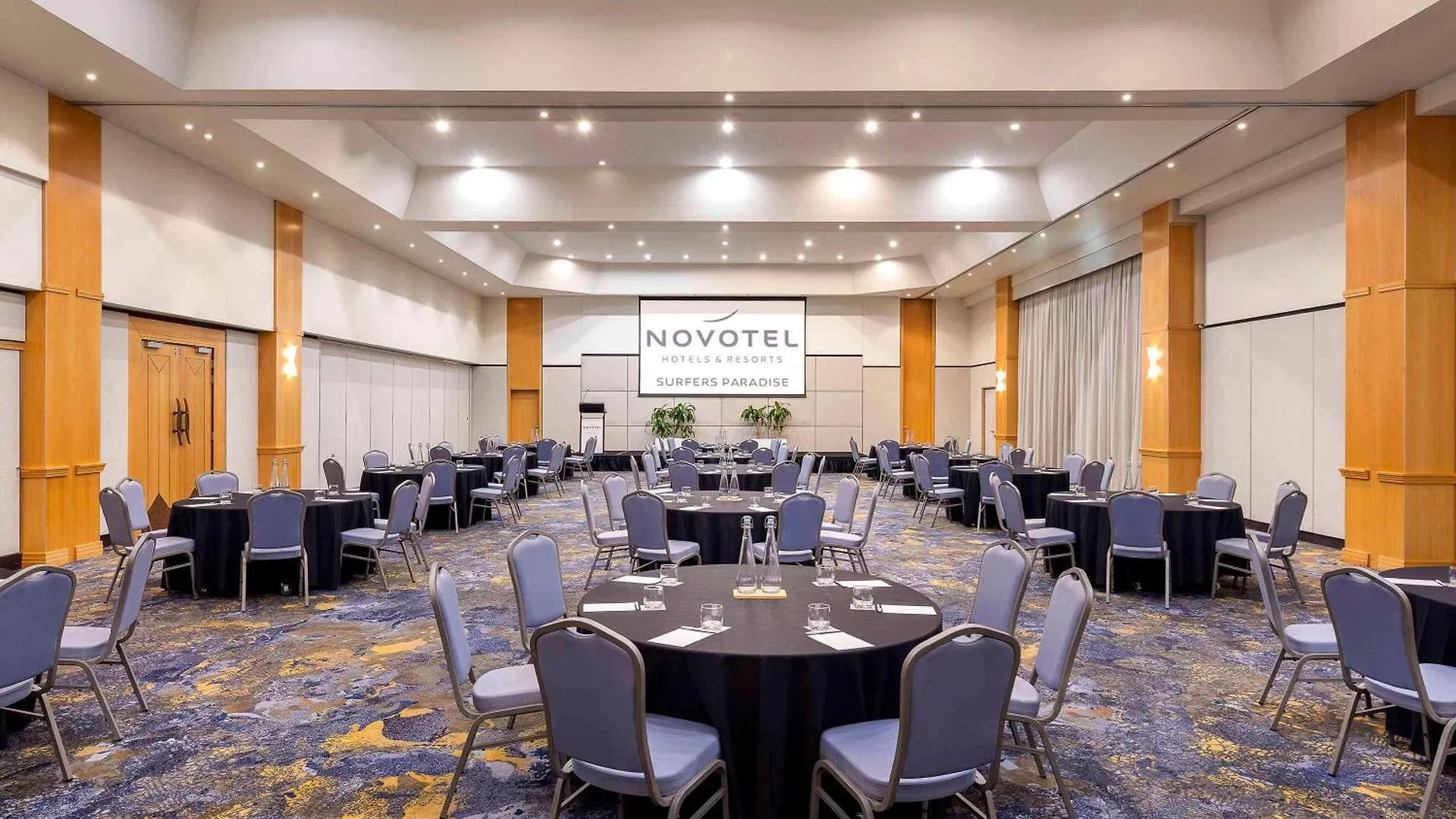 Отель Novotel Surfers Paradise Голд-Кост